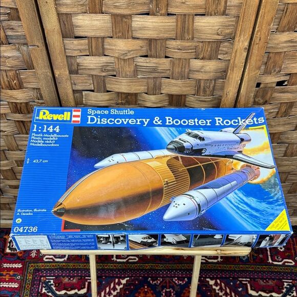 Revell Space Shuttle Discovery & Booster Rockets Model Kit - Picture 1 of 2